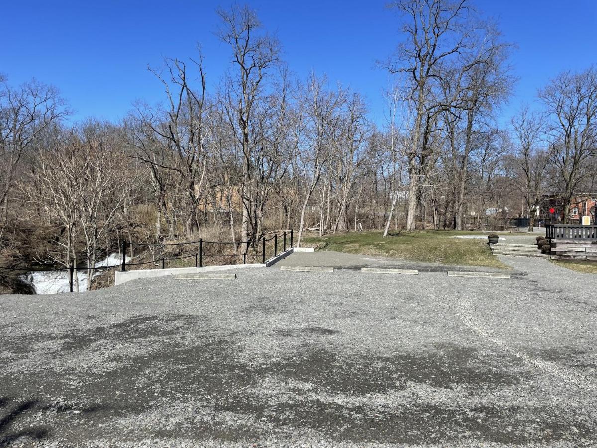 The Fallsview At Burdett Falls Exterior photo